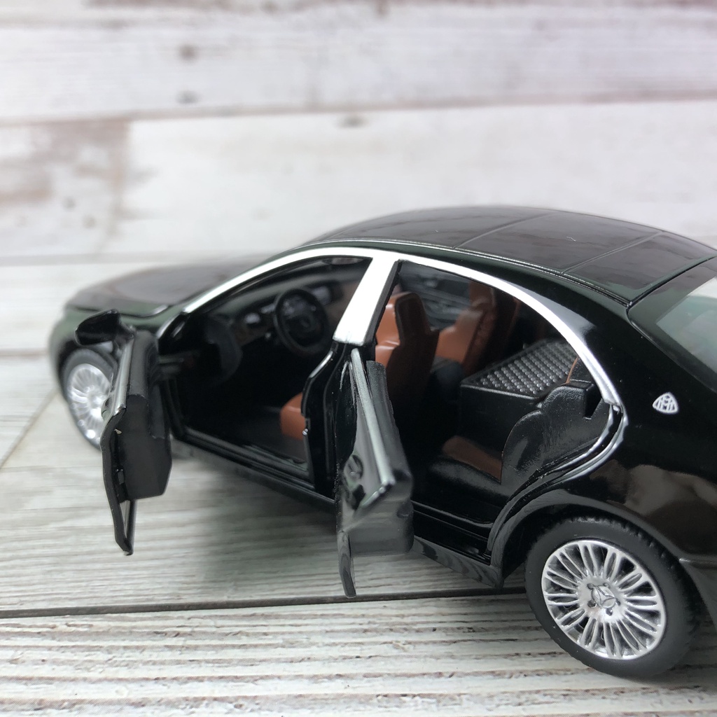 Mô hình xe ô tô  Mercedes Maybach S600 tỉ lệ 1:32 mở full cửa có cót chạy đà