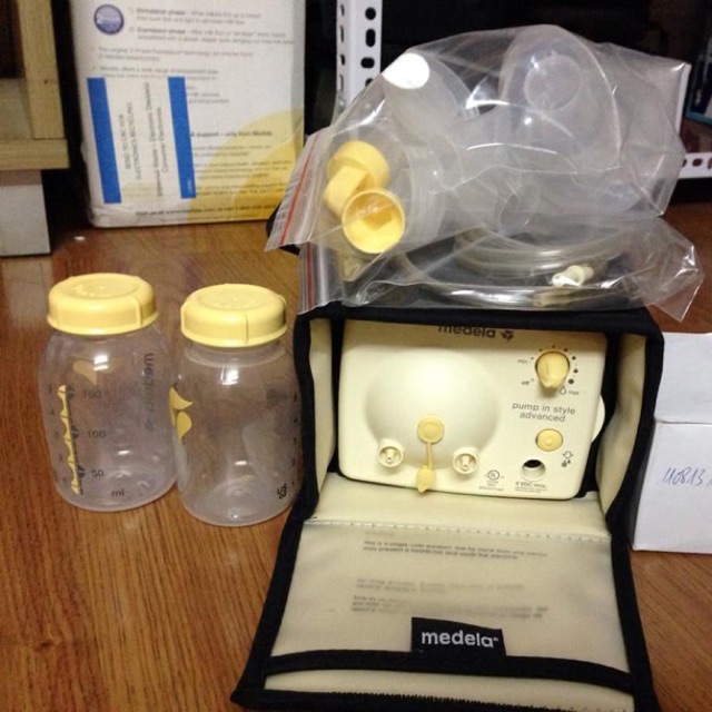 Máy hút sữa medela + túi giữ nhiệt đá khô + sạc dự phòng