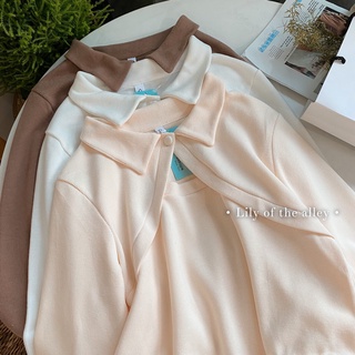 Áo croptop cổ bẻ hở ngực cá tính