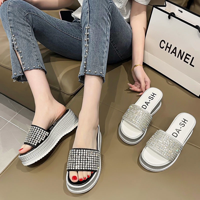 Dép Sandal Đế Xuồng Dày Dặn Đính Đá Dễ Phối Đồ Thời Trang Mùa Hè Mới