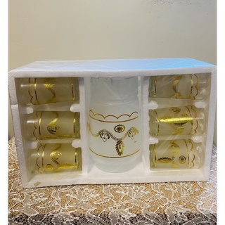 Bình và cốc thủy tinh uống nước