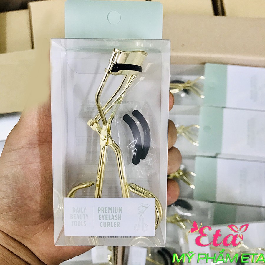 Kẹp mi The Face Shop Premium Eyelash Curler TFS vàng kèm lõi thay dễ dàng sử dụng