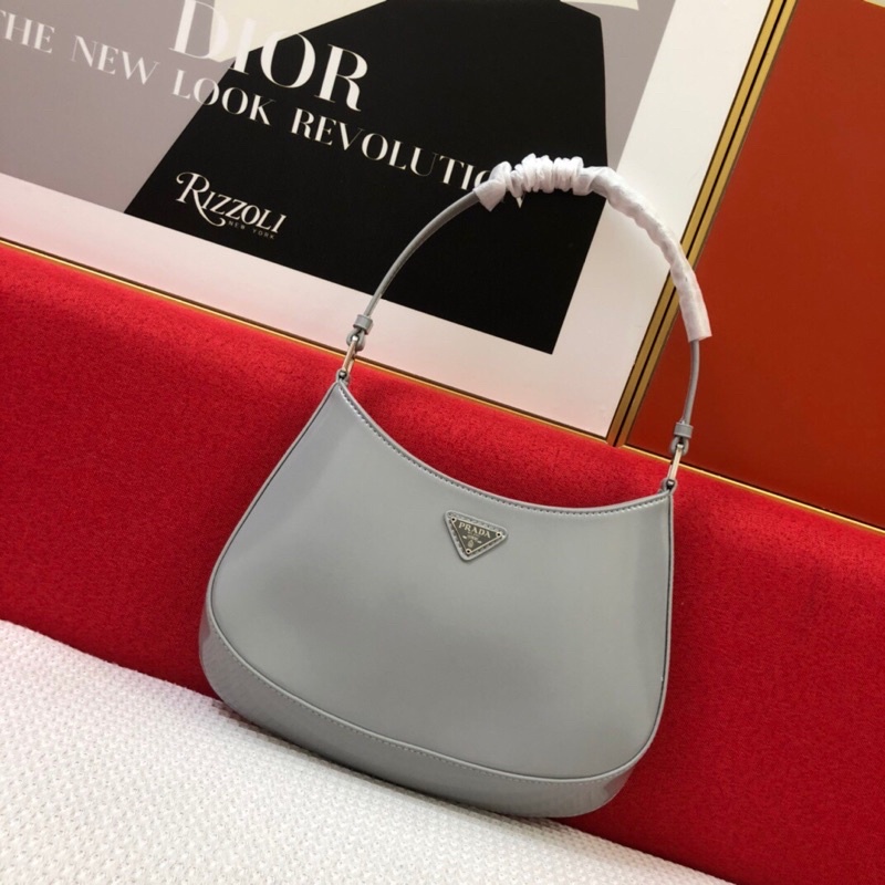 Túi xách nữ đeo một bên vai da trơn chống mài mòn logo thương hiệu nổi Prada.