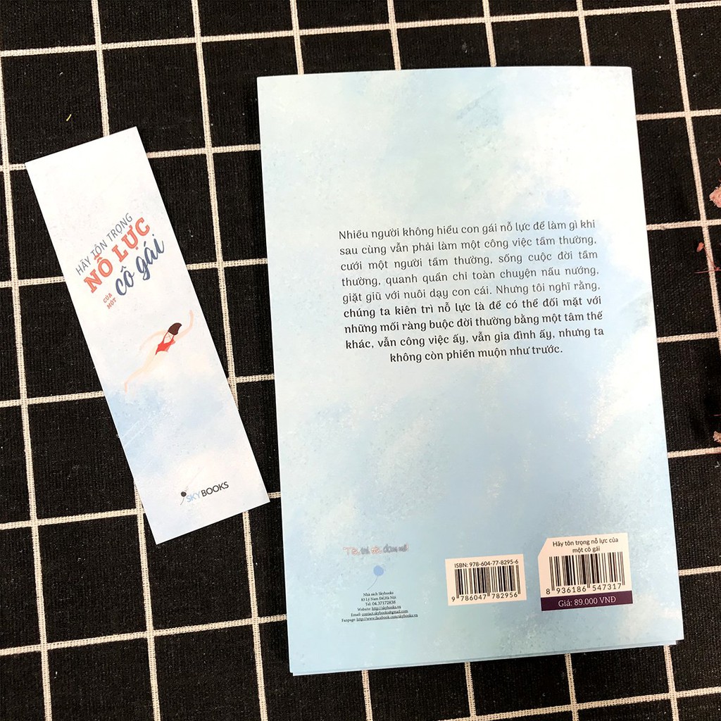 Sách - Hãy Tôn Trọng Nỗ Lực Của Một Cô Gái (Tặng kèm Bookmark)