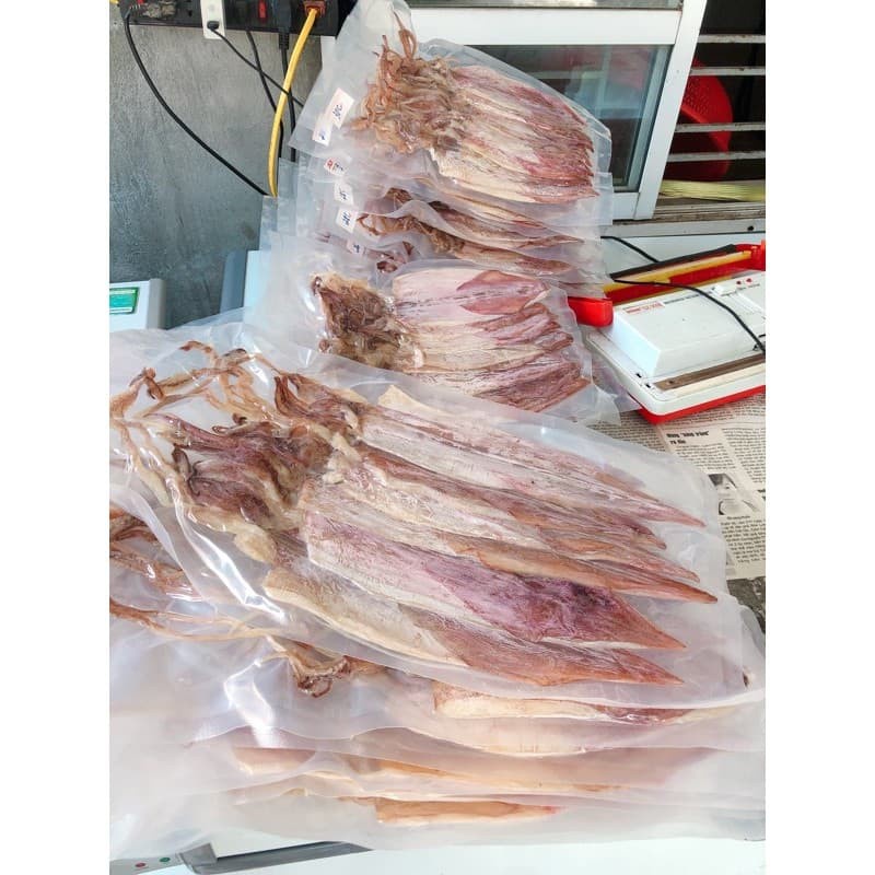 một con mực khô to, hàng loại một ngon dày dài 30cm SeaFood size mực 8-12con/kg, hút chân không | BigBuy360 - bigbuy360.vn