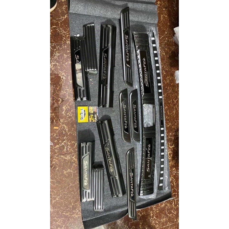 Bộ ốp chống Trầy Bước Chân Và Cốp Vân các bon Cho Hyundai Santafe Form 2019 -2021