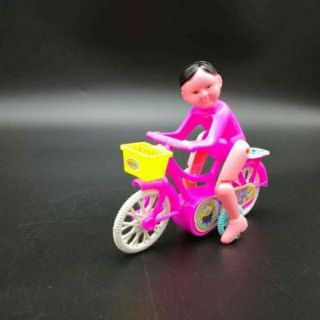 Em bé đi xe đạp chạy cót