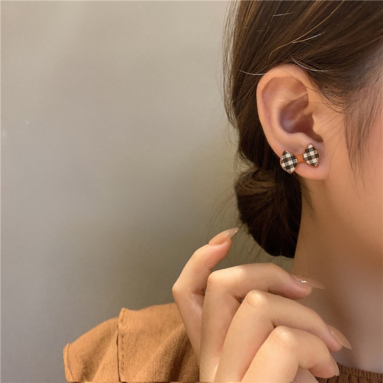 Đôi Khuyên Tai Hình Hoa Cúc Nhỏ Không Đối Xứng Phong Cách Hàn Quốc Cho Nữ
