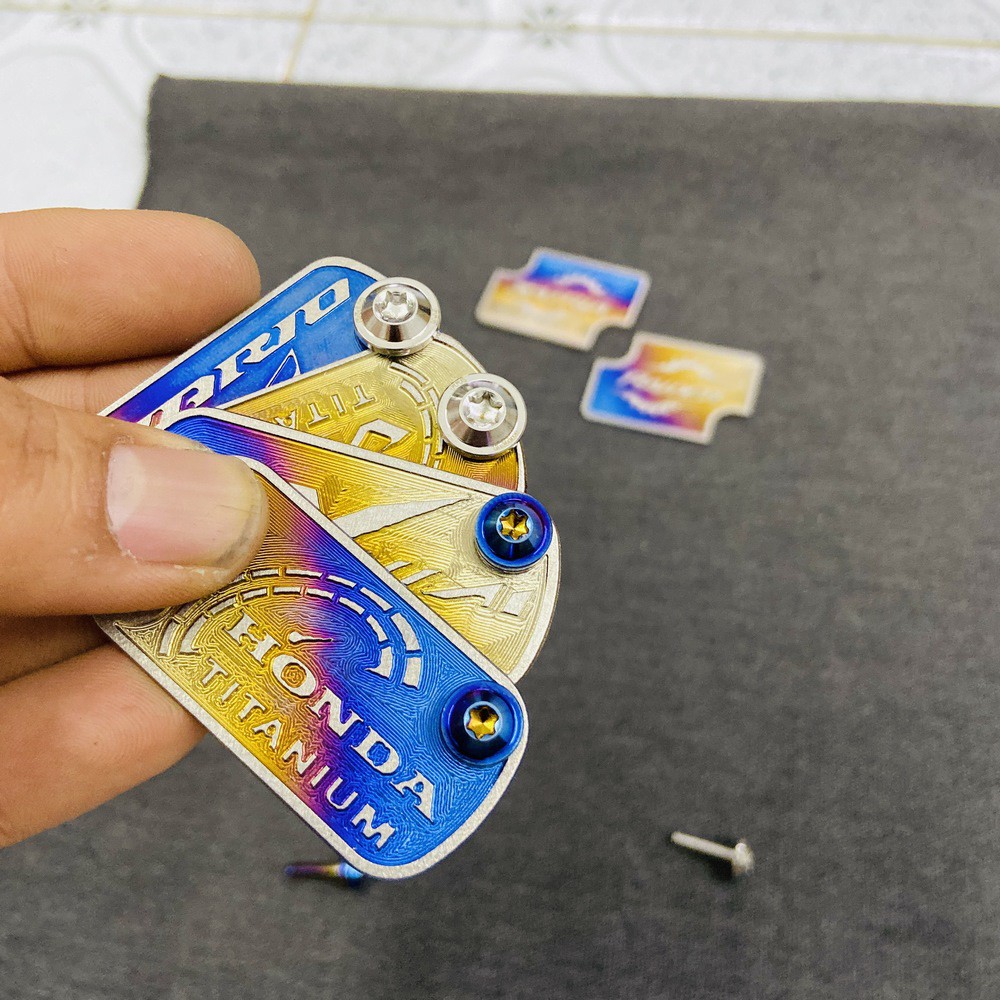 [GIÁ GỐC] TEM DÁN BÌNH DẦU TITAN CHO XE MÀY KẾT HỢP ỐC INOX ( 2 ỐC 4LY1,5)