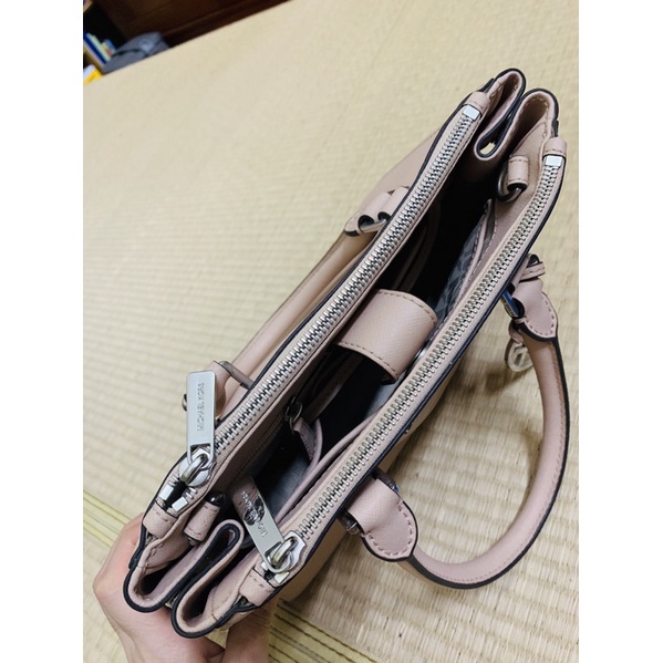 Pass túi Michael kors auth mới xách 2 lần