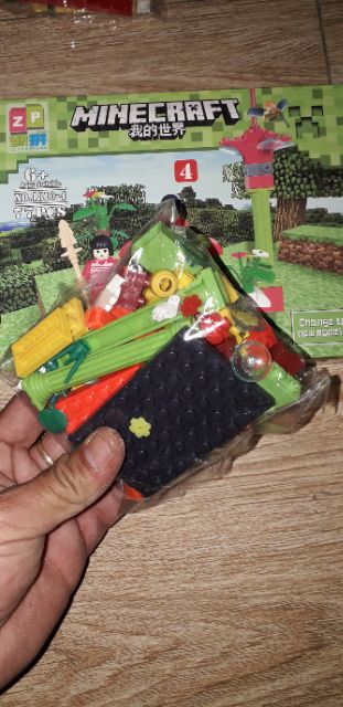 Lắp ráp 1 hộp LegoMineCraft 1810 có nhiều chi tiết bằng nhựa ABS