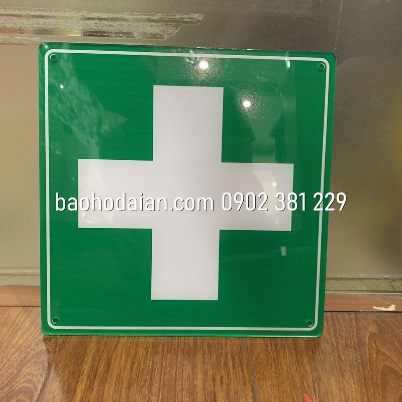 Bảng mica sơ cấp cứu chữ thập kích cỡ 20 x 20cm