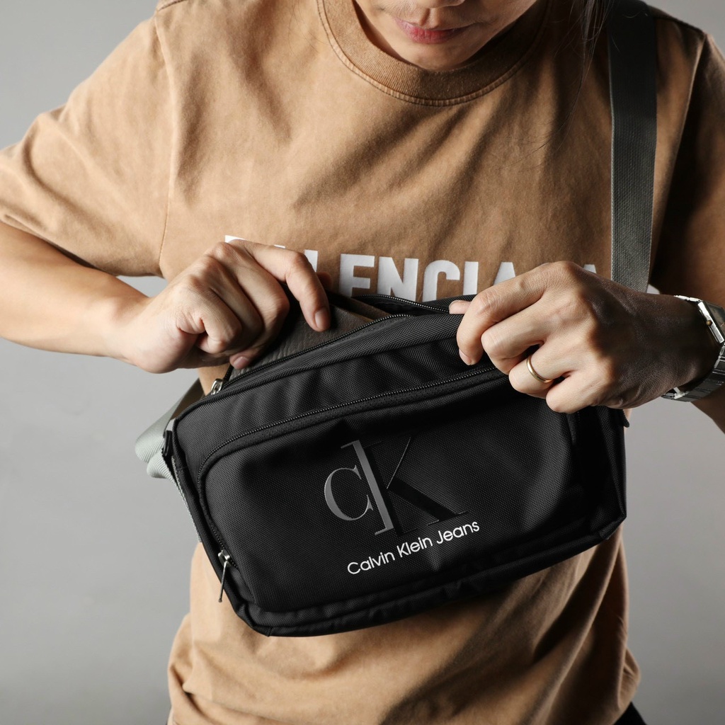 Túi Đeo Chéo Calvin Klein Monogram Mẫu Mới