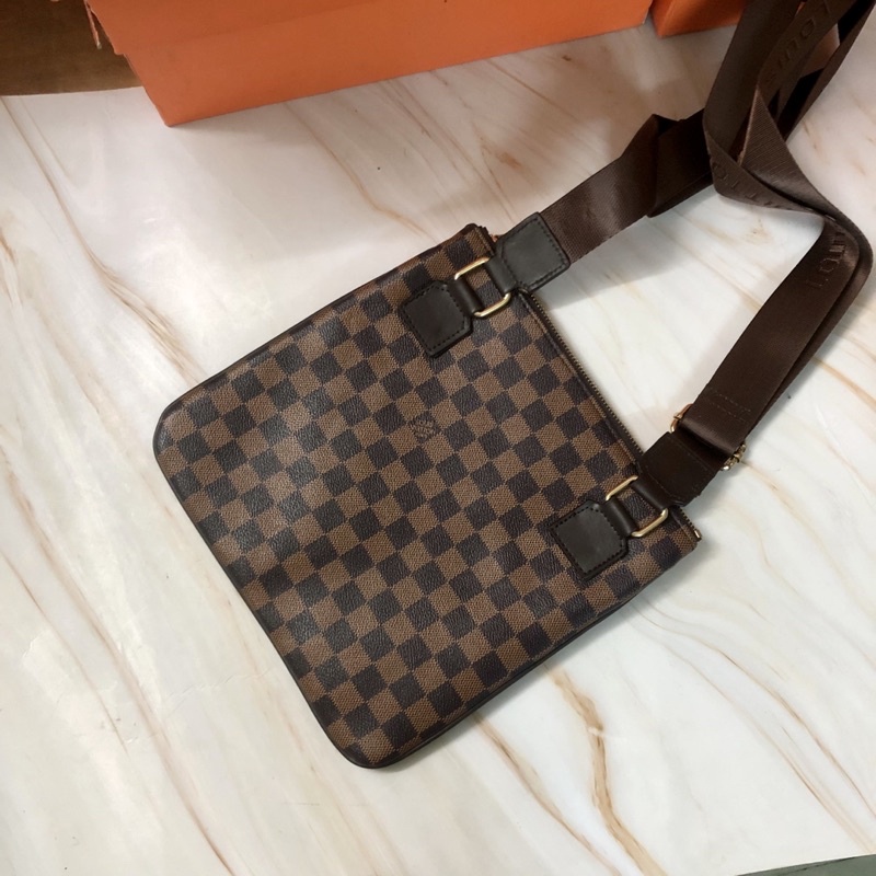 TÚI ĐEO CHÉO LV NAM SIZE 26 SMANO