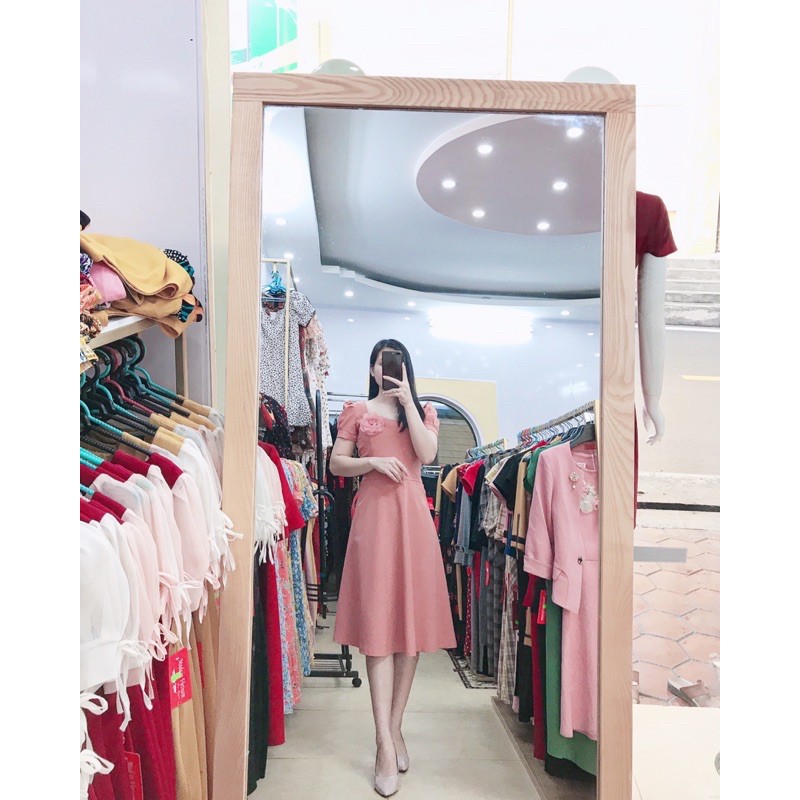 Váy xoè cổ vuông