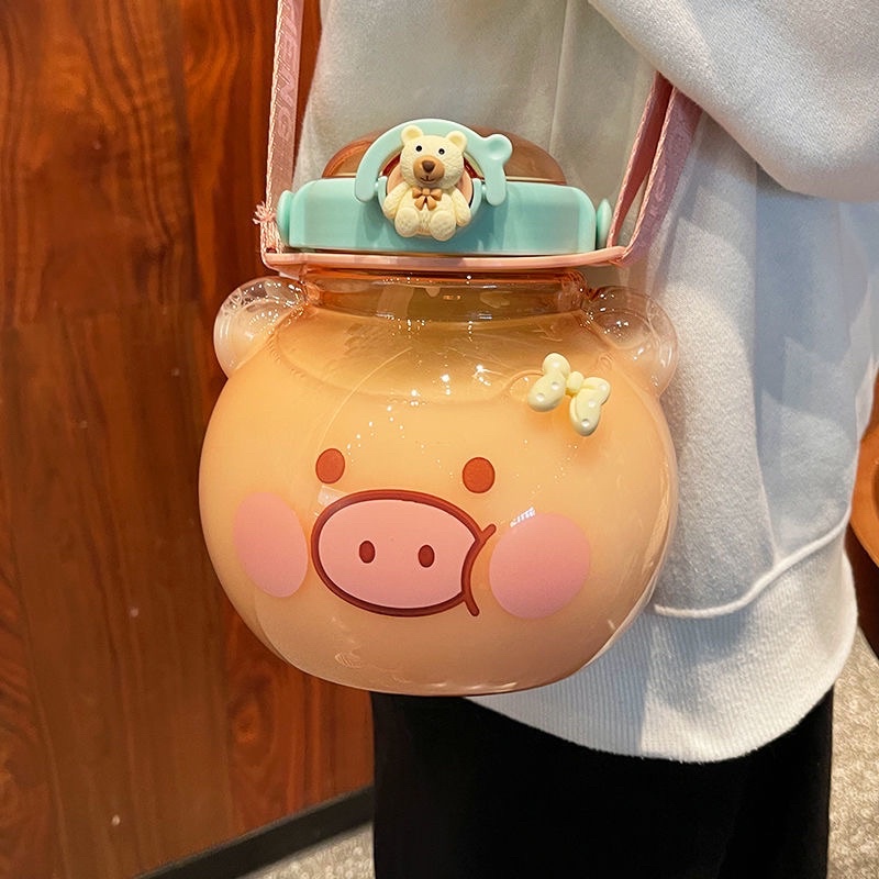 Bình đựng nước 1400ml thiết kế hình con heo và gấu kèm ống hút và dây đeo tiện lợi