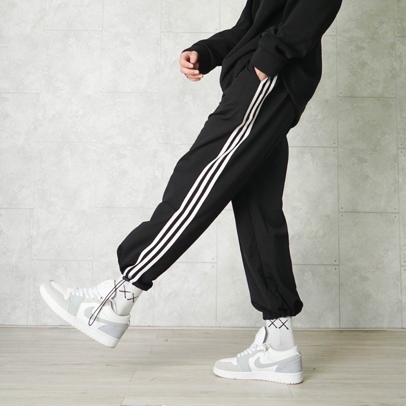 Quần nỉ thể thao 3 sọc ulzzang  Quần jogger rút dây nam nữ form rộng unisex kiểu dáng thể thao ống xuông freeship sale