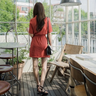 Đầm sơ mi cam đắp tà