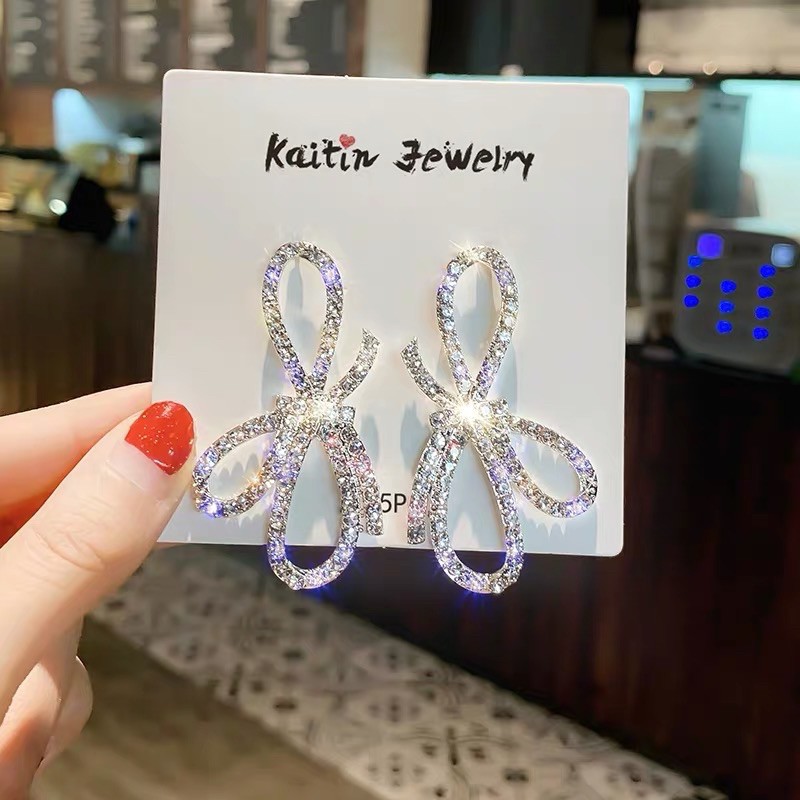 Bông tai khuyên tai nơ to quyến rũ, Phong cách Hàn Quốc tạo điểm nhấn sang chảnh cho bữa tiệc