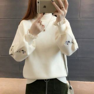 Len tay bồng thêu hoa
