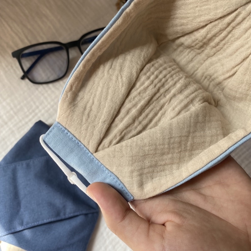 Khẩu trang vải linen lót vải xô muslin mềm thoáng dành cho nam và nữ màu trắng/ đen. Khẩu trang vải linen màu trơn | BigBuy360 - bigbuy360.vn