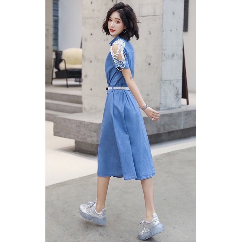 Đầm jean cổ sơ mi hở vai phối ren điệu đà