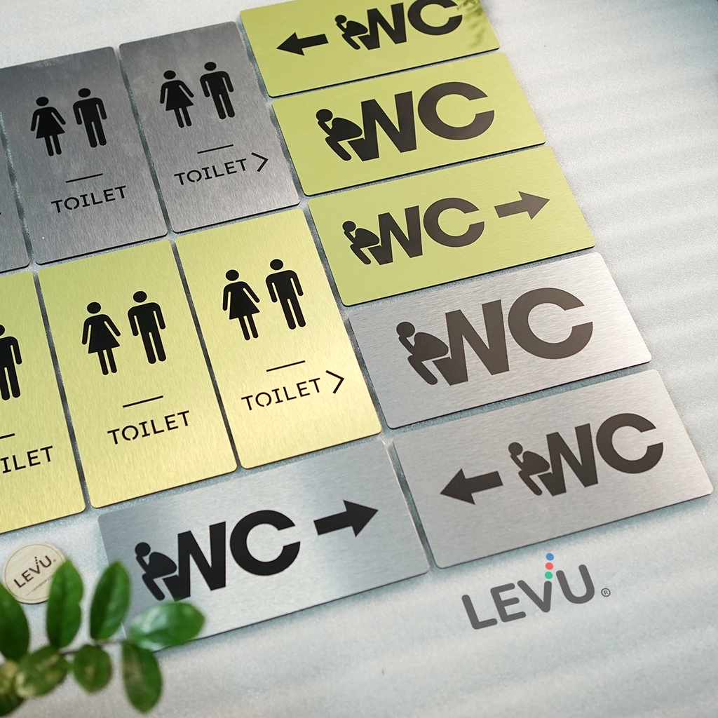 Bảng toilet có mũi tên chỉ hướng khu vực WC bằng nhôm alu