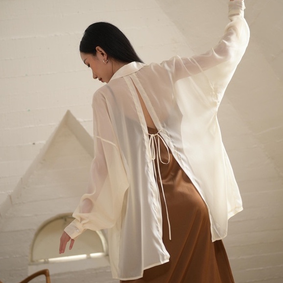 Sơ mi phong cách hiện đại chất liệu Tơ cao cấp, mặc khoác ngoài hoặc đi biển nơ điệu sau lưng | LIOLA