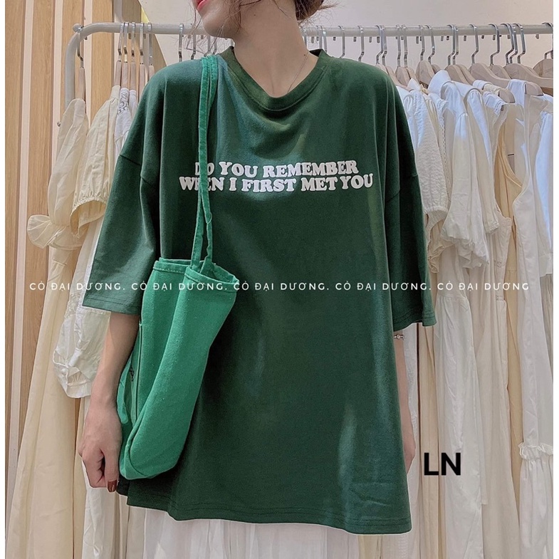 Áo phông xanh lá đậm in chữ DA6