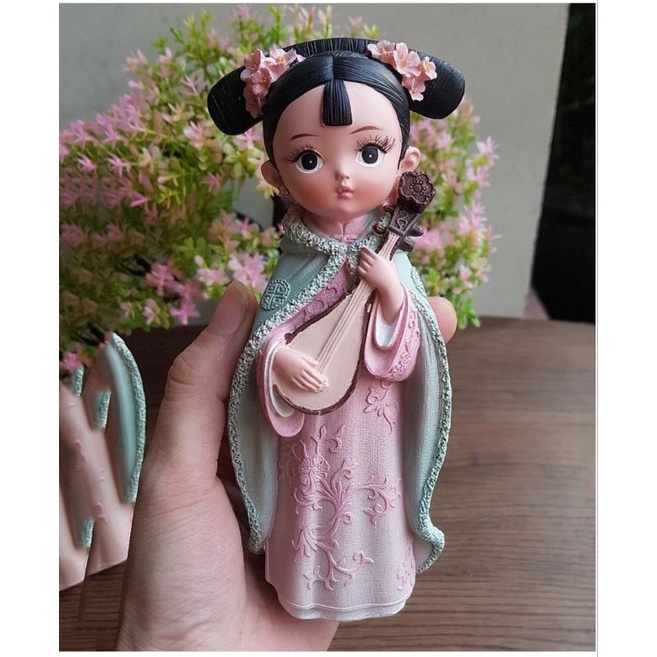 Tượng tô màu cô gái