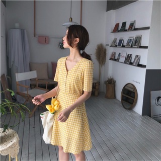 Váy kẻ caro cổ tim