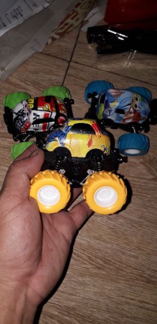 Xe mô hình chạy chớn bằng nhựa rất đẹp như hình chạy địa hình