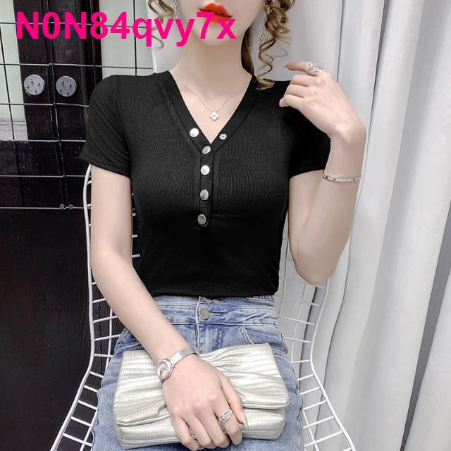 Mùa hè năm 2021 nút mới bó sát cơ thể và máy tâm trí xương đòn thiết kế cổ chữ v cảm giác thích hợp áo thun
