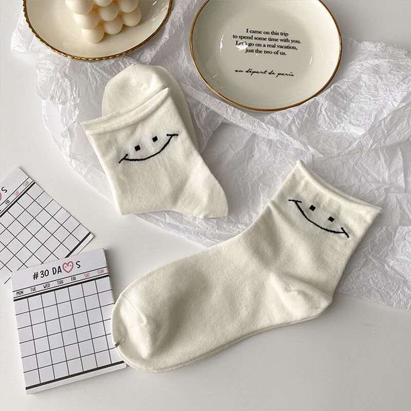 Tất trắng nữ cổ cao họa tiết dễ thương vải co giãn 4 chiều, phong cách Hàn Quốc dễ phối đồ - Tất Ulzzang Cao Cổ Nữ