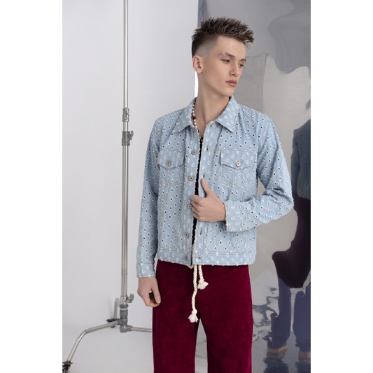 Set áo khoác jeans dáng lửng hiện đại và quần nam nhung tăm đỏ đô trong bộ sưu tập thu đông WAGG 2021