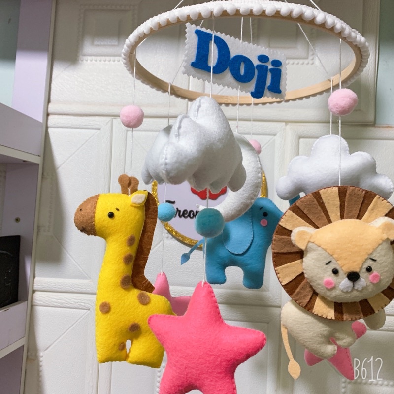 Đồ chơi treo nôi cho bé kích thích thị giác cho bé, tự xoay và phát nhạc mẫu Thú rừng sao hồng