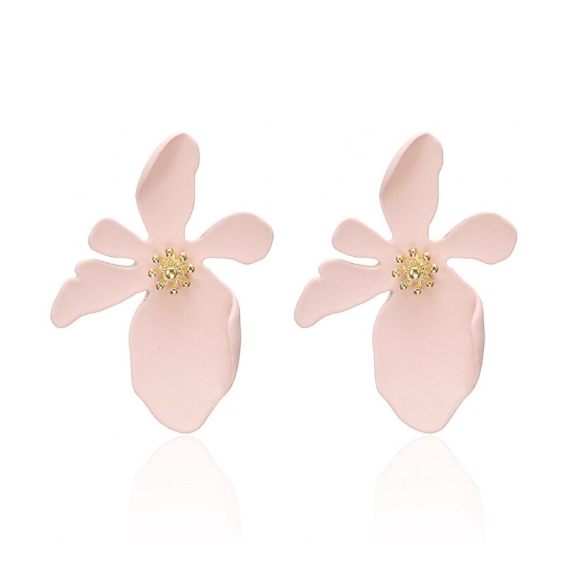 Đôi khuyên tai hoa nở phong cách nữ tính