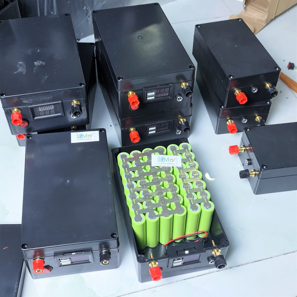 Hộp nhựa ABS đựng vừa 54 cell pin 18650. Vỏ bình acquy pin, được gắn sẵn đồng hồ báo pin, jack sạc pin KT 200x120x75mm
