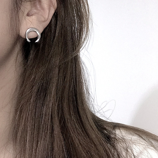 Khuyên tai mini hình bán nguyệt dễ phối đồ thời trang xinh xắn 19062