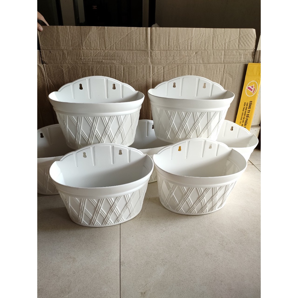 Chậu nhựa trồng cây treo tường kiểu hàng rào loại máng dài