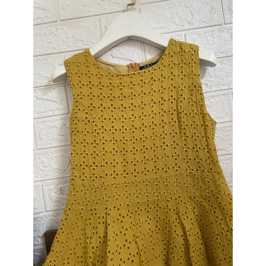 Áo peplum vàng đục lỗ