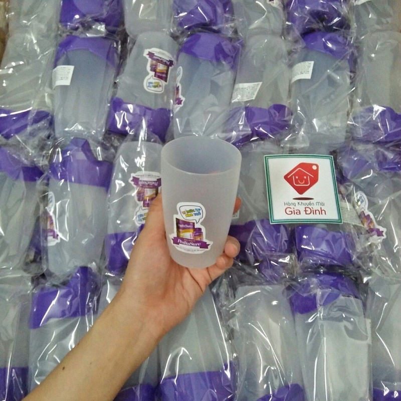 Ly nhựa uống nước cho bé hàng khuyến mãi Pediasure