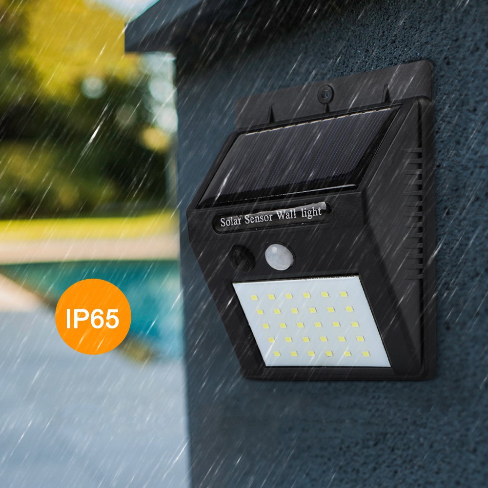 Đèn có 30 bóng LED dùng năng lượng mặt trời chống nước để trang trí sân vườn .
