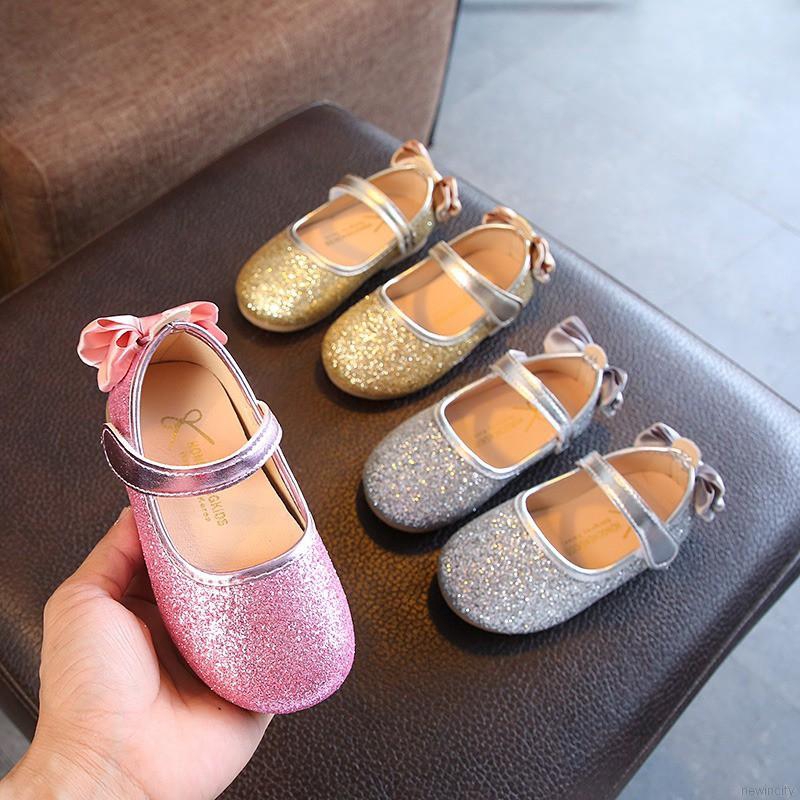 Đôi giày da PU đính nơ kim tuyến cho bé