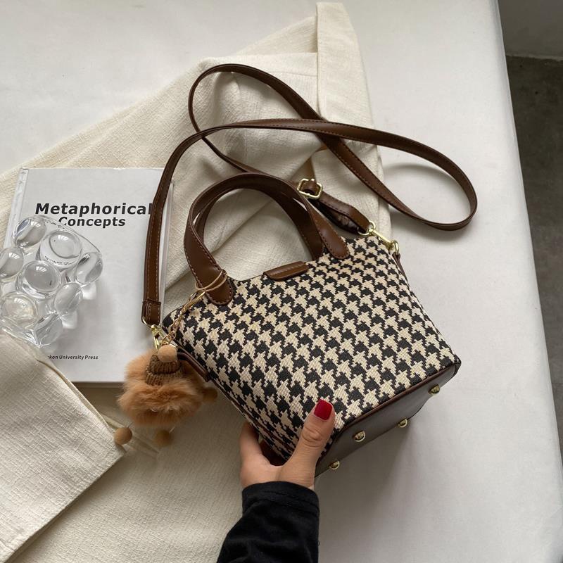 Túi đeo chéo IELGY kiểu dáng xô dễ phối đồ trẻ trung thời trang dành cho nữ