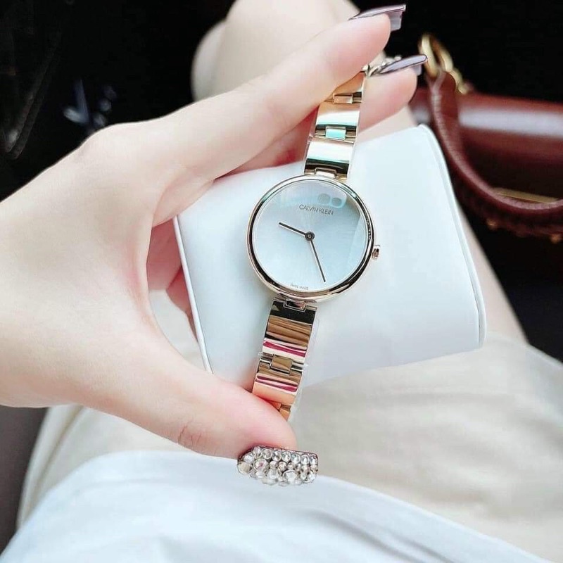 ĐỒNG HỒ NỮ CHÍNH HÃNG CALVIN KLEIN K9U23646 Wavy dây thép vàng nhỏ nhắn xinh xinh.