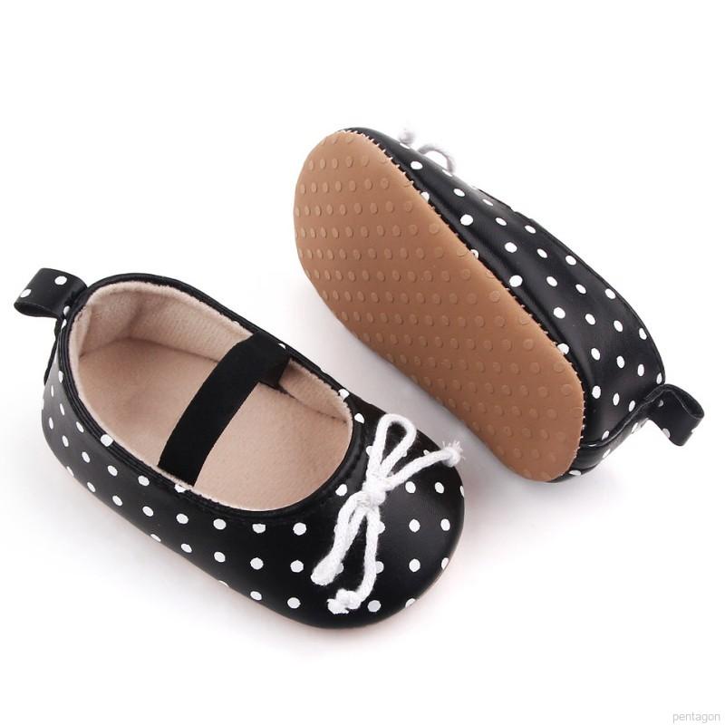 Giày Tập Đi Đế Mềm Hoạ Tiết Chấm Bi Cho Bé Gái