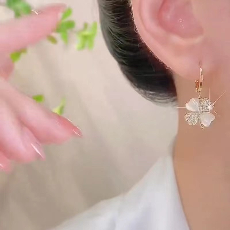 Khuyên tai bạc 925 đính đá hình cỏ 4 lá kiểu dáng lạ mắt độc đáo Phong cách Hàn Quốc