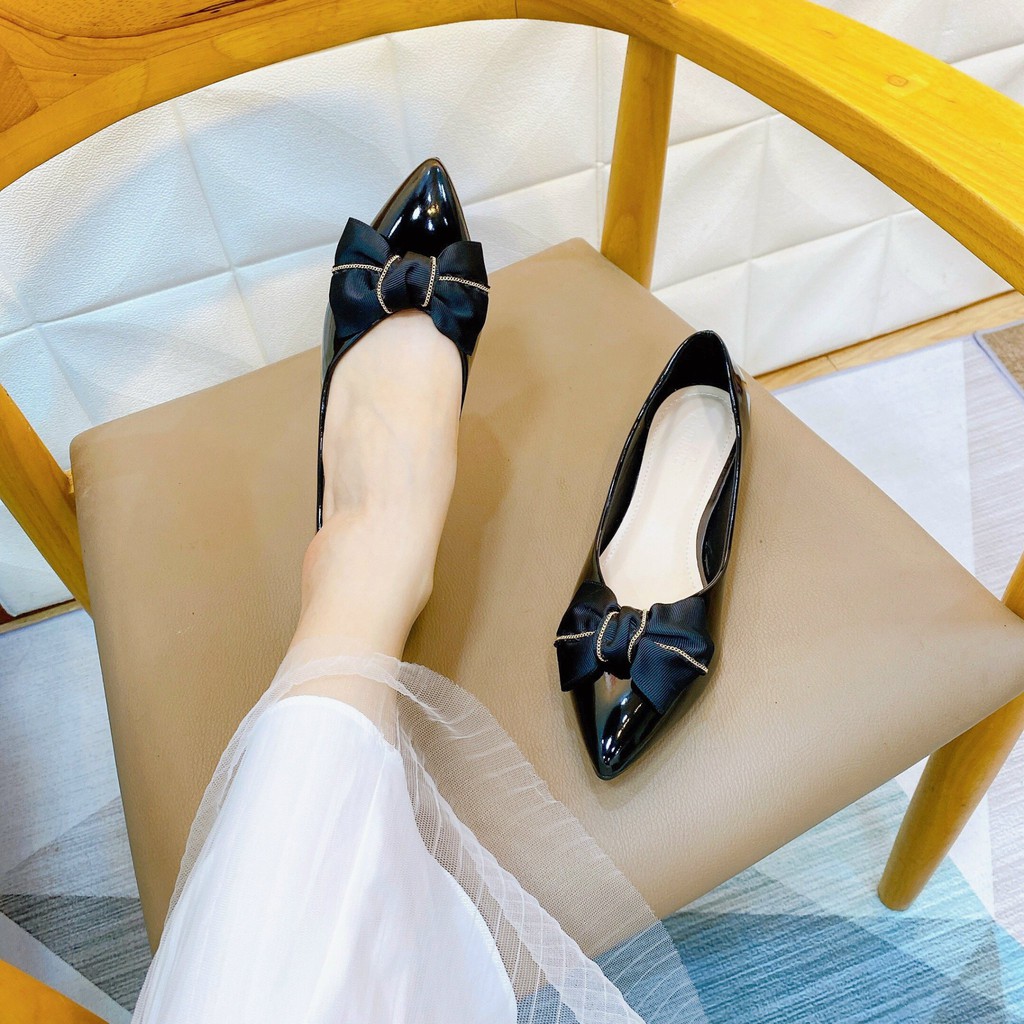 Giày búp bê nữ Bánh Bèo mũi nhọn xoắn nơ da bóng gót vuông màu đen và kem | BigBuy360 - bigbuy360.vn