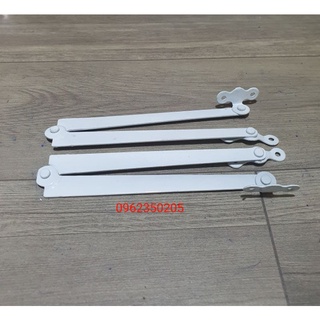 Chống bật cửa sổ màu trắng sữa.